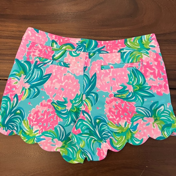 Lilly Pulitzer Scallop Hem Tropical Print Shorts - Pink & Aqua NWT - Picture 3 of 3